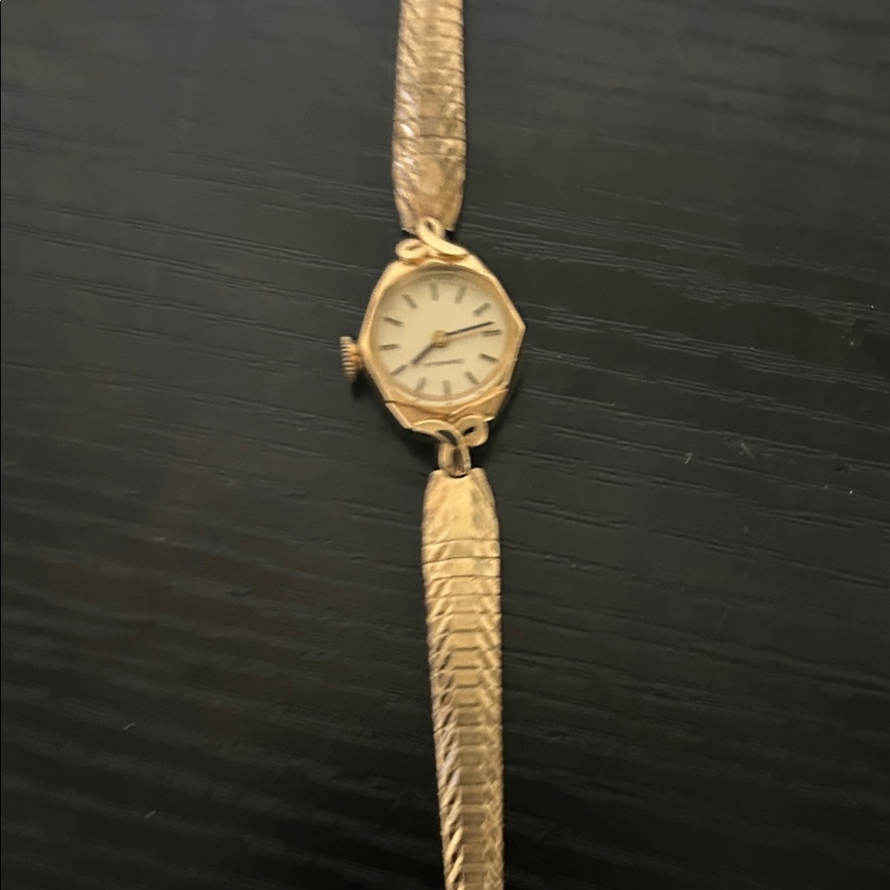 Luxurious Gold Women's Watch